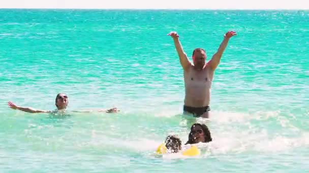 Familia Feliz Hijas Hijo Padre Divirtiéndose Mar Ondulado Durante Día — Vídeos de Stock