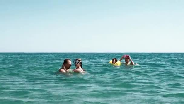 Щаслива Сім Дочок Син Тато Розважаються Хвилястому Морі Вдень — стокове відео