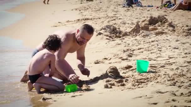 Pappa Och Son Har Kul Sandstrand Dagtid — Stockvideo