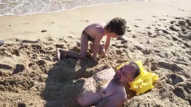 Papá Hijo Divierten Playa Arena Durante Día — Vídeos de Stock