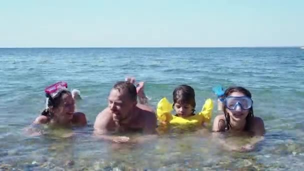 Familia Feliz Hijas Hijo Padre Divirtiéndose Mar Ondulado Durante Día — Vídeo de stock