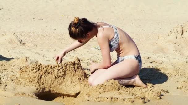 Beleza Jovem Adolescente Menina Divertindo Praia Areia Durante Dia — Vídeo de Stock