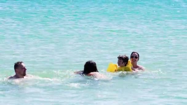 儿子和父亲的幸福家庭 白天在波涛汹涌的大海中玩乐 — 图库视频影像