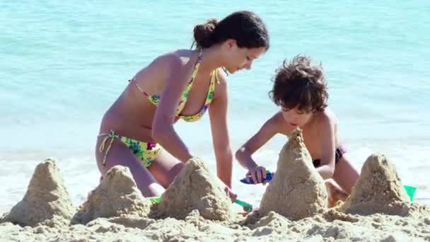 Sorella Maggiore Che Gioca Con Fratello Minore Sulla Spiaggia Sabbiosa — Video Stock