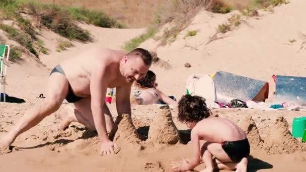 Μπαμπάς Και Γιος Διασκεδάζουν Στην Αμμώδη Παραλία Μέρα — Αρχείο Βίντεο