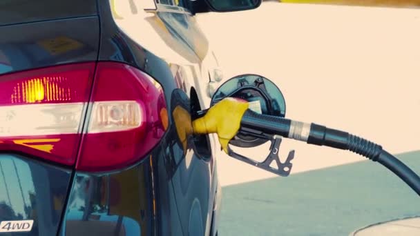 Nappal Férfi Üzemanyagtöltő Autó Közelsége — Stock videók