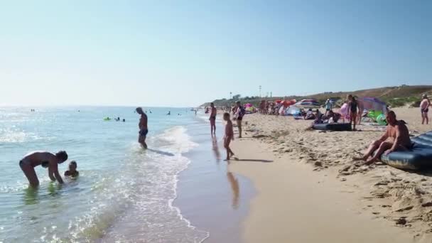Толпа Отдыхающих Отдыхающих Время Отдыха Море — стоковое видео