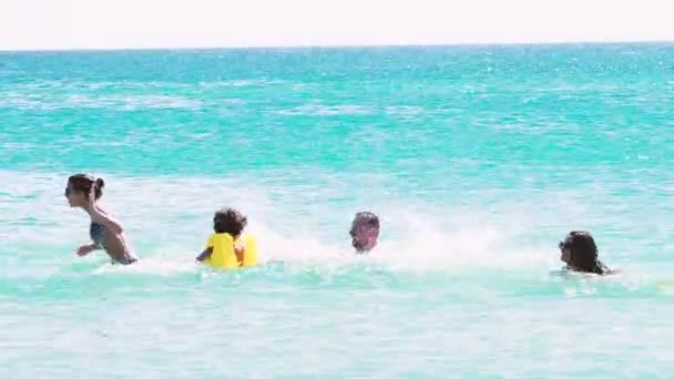 Szczęśliwa Rodzina Córek Syna Ojca Bawiących Się Falistym Morzu Ciągu — Wideo stockowe