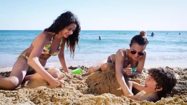 Due Sorelle Che Giocano Con Fratellino Sulla Spiaggia Sabbiosa Giorno — Video Stock