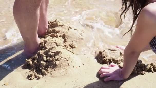 Ragazza Adolescente Che Gioca Sulla Spiaggia Sabbia Primo Piano Durante — Video Stock