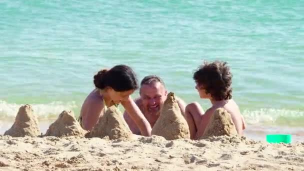 Familia Feliz Jugando Divirtiéndose Playa Arena Durante Día — Vídeos de Stock