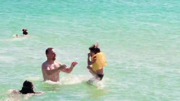 Mutlu Aile Kızları Oğulları Babaları Dalgalı Denizde Gündüz Eğleniyorlar — Stok video