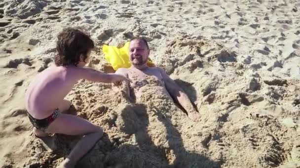 Pappa Och Son Har Kul Sandstrand Dagtid — Stockvideo