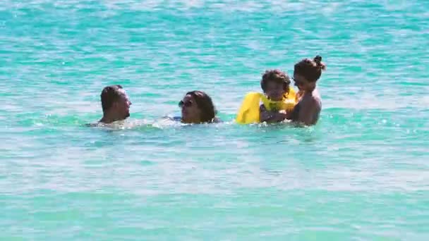 Mutlu Aile Kızları Oğulları Babaları Dalgalı Denizde Gündüz Eğleniyorlar — Stok video
