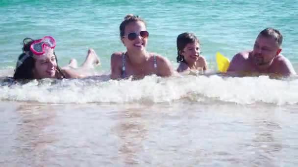 Familia Feliz Hijas Hijo Padre Divirtiéndose Mar Ondulado Durante Día — Vídeos de Stock