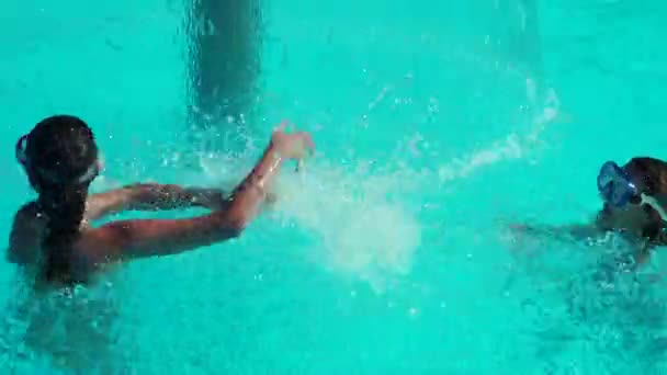 Duas Irmãs Adolescentes Divertindo Piscina Durante Dia — Vídeo de Stock