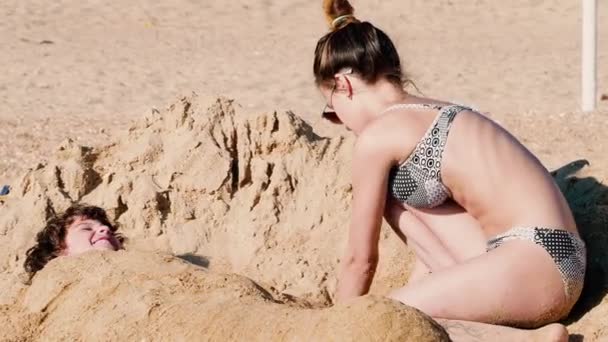 Petit Garçon Jouant Avec Sœur Sur Une Plage Sable Fin — Video