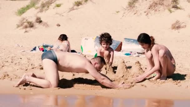 Mutlu Aile Oynarken Gündüz Kumlu Plajda Eğlenmek — Stok video