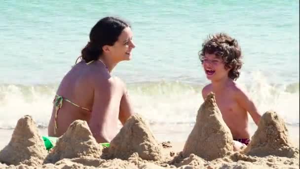 Ältere Schwester Spielt Tagsüber Mit Kleinem Bruder Sandstrand — Stockvideo