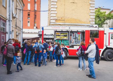 Moskova, Rusya - 07 Ağustos 2019: Fire Station One açık aile günü turu. İtfaiye istasyonunda öğrenciler için gezi