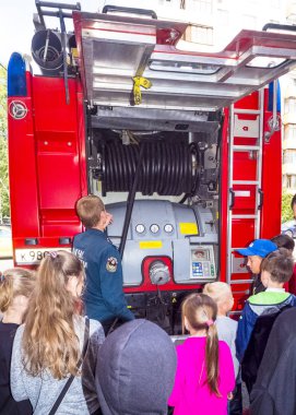 Moskova, Rusya - 07 Ağustos 2019: İtfaiye. Bir itfaiyeci işini çocuklara açıklıyor.