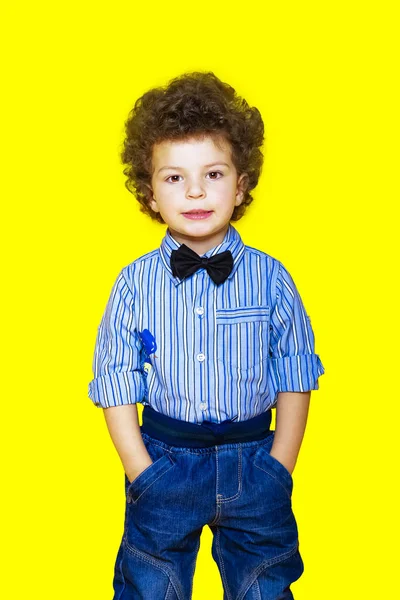 스튜디오에 머리를 초상화 노란색 주머니에 서있는 자신감있는 아이의 초상화 — 스톡 사진
