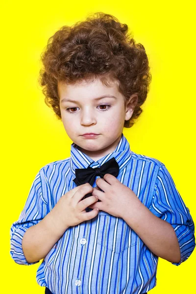 Bir Çocuk Portre Studio Kıvırcık Saçlı — Stok fotoğraf