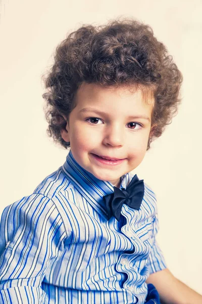 Retrato Infantil Con Pelo Rizado Estudio — Foto de Stock