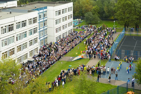 Rusya, Moskova - 3 Eylül 2018: Tatil başladı. Okul hattında bir sürü insan var. Kuş bakışı görünüm