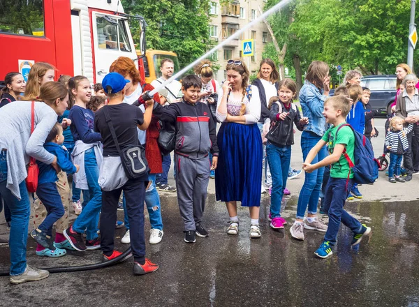 モスクワ ロシア 2019 消防署 消防士のように振る舞う幸せな子供たちは 火のホースのノズルを持ち 水をはねています 消防士を再生する手にホースを持つ子供 — ストック写真