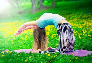 Gülümseyen esmer kadın çim en açık havada uzanan