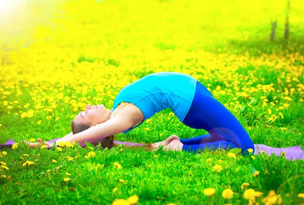 Lächelnde Brünette Frau Die Sich Freien Auf Dem Gras Dehnt — Stockfoto