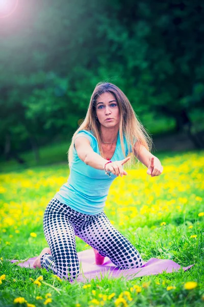 Lächelnde Brünette Frau Dehnt Sich Freien Auf Dem Gras — Stockfoto