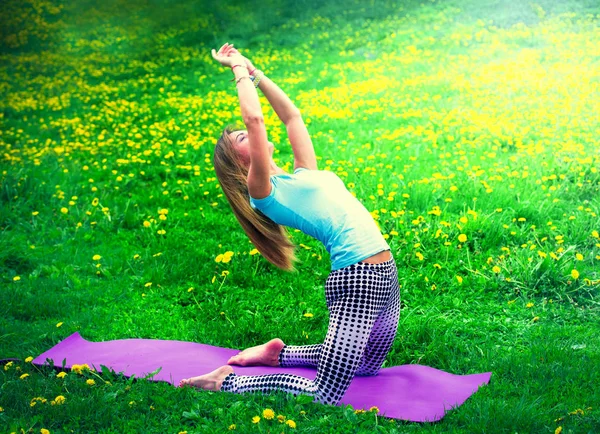 Lächelnde Brünette Frau Dehnt Sich Freien Auf Dem Gras — Stockfoto