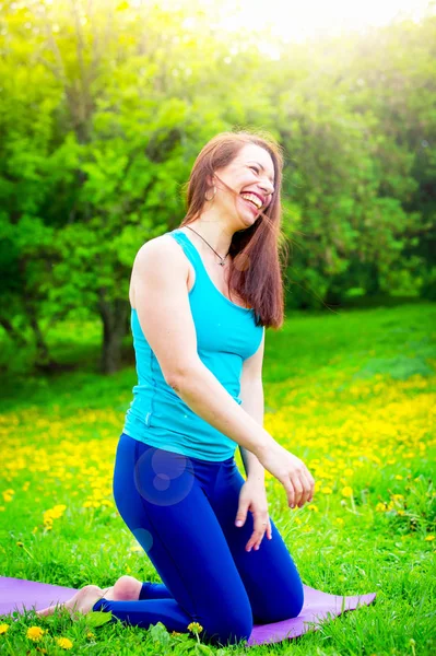 Lächelnde Brünette Frau Dehnt Sich Freien Auf Dem Gras — Stockfoto