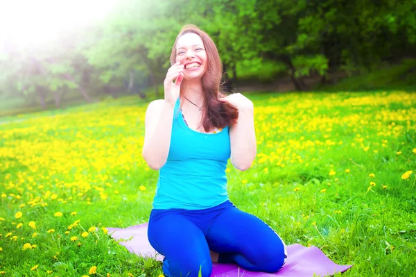 Lächelnde Brünette Frau Dehnt Sich Freien Auf Dem Gras — Stockfoto