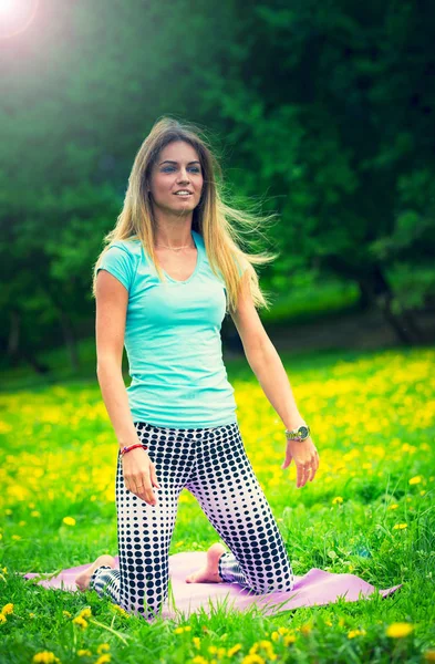 Lächelnde Brünette Frau Dehnt Sich Freien Auf Dem Gras — Stockfoto
