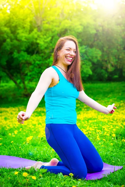 Lächelnde Brünette Frau Dehnt Sich Freien Auf Dem Gras — Stockfoto