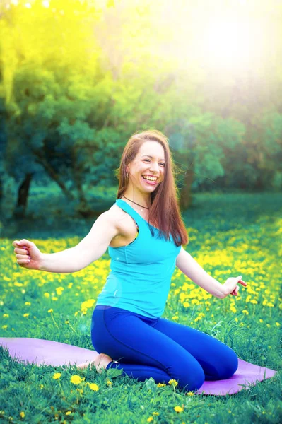 Lächelnde Brünette Frau Dehnt Sich Freien Auf Dem Gras — Stockfoto