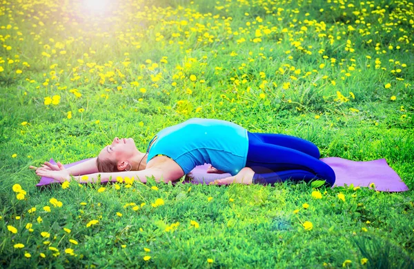 Lächelnde Brünette Frau Dehnt Sich Freien Auf Dem Gras — Stockfoto