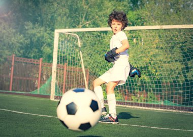 Genç çocuklar için yaz futbol turnuvası. Futbol kulübü. Oyunun heyecanı ve neşesi. Genç kaleci. Stadyumda futbol takımının erkek kalecisi. Spor konsepti. seçici odak