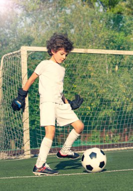Genç çocuklar için yaz futbol turnuvası. Futbol kulübü. Oyunun heyecanı ve heyecanı. Genç kaleci. Çocuk, futbol şampiyonu. Stadyumda futbol takımının erkek kalecisi. Spor konsepti.