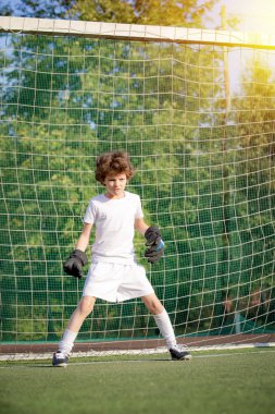 Genç çocuklar için yaz futbol turnuvası. Futbol kulübü. Oyunun heyecanı ve heyecanı. Genç kaleci. Çocuk, futbol şampiyonu. Stadyumda futbol takımının erkek kalecisi. Spor konsepti.