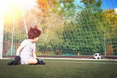 Çocuk futbol maçında gol. Çocuk, futbol şampiyonu. Stadyumda futbol takımının erkek kalecisi. Spor konsepti. Futbolcu çocuk iş başında..