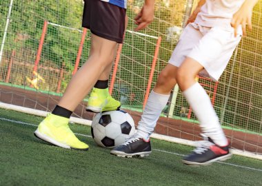 Çocuklar için futbol futbol maçı. Bir okul turnuva futbol oyunu oynarken çocuklar. Dinamik, eylem sırasında futbol oynayan çocuklar rekabet resmini. Spor arka plan görüntüsü.