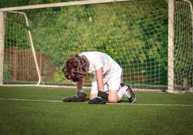 Genç çocuklar için yaz futbol turnuvası. Futbol kulübü. Oyunun heyecanı ve heyecanı. Genç kaleci. Çocuk, futbol şampiyonu. Stadyumda futbol takımının erkek kalecisi. Spor konsepti.