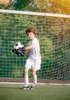 Çocuk futbol maçında gol. Çocuk, futbol şampiyonu. Stadyumda futbol takımının erkek kalecisi. Spor konsepti. Futbolcu çocuk iş başında..