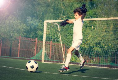 Genç çocuklar için yaz futbol turnuvası. Futbol kulübü. Oyunun heyecanı ve heyecanı. Genç kaleci. Çocuk, futbol şampiyonu. Stadyumda futbol takımının erkek kalecisi. Spor konsepti.