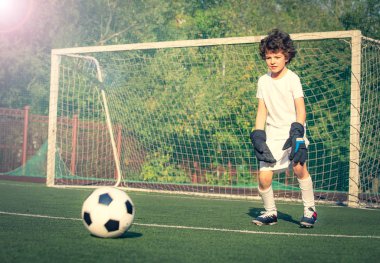 Genç çocuklar için yaz futbol turnuvası. Futbol kulübü. Oyunun heyecanı ve heyecanı. Genç kaleci. Çocuk, futbol şampiyonu. Stadyumda futbol takımının erkek kalecisi. Spor konsepti.