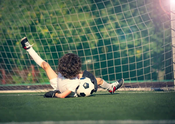 Jovem Guarda Redes Tentar Salvar Pequeno Goleiro Futebol Com Luvas — Fotografia de Stock